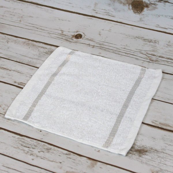 Cold or hot towel measuring 25cm square